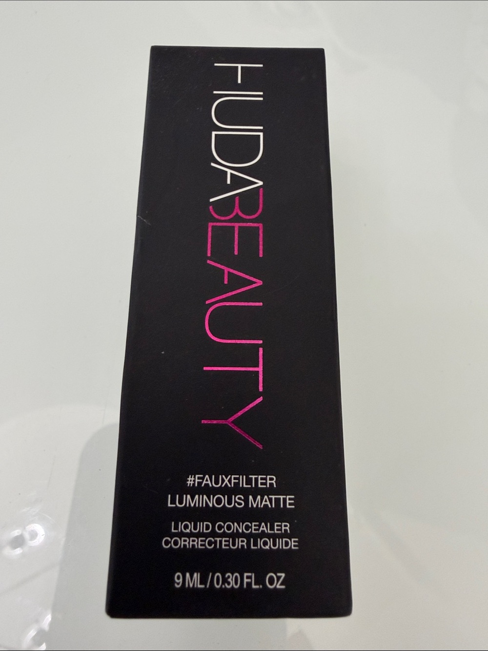 HUDA BEAUTY Faux Filter Luminous Matte concealer
